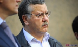 Гриценко заявил, что сложит мандат только вместе с Яценюком