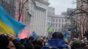 “Беркут” начал оттеснять митингующих от Администрации президента (ВИДЕО)