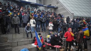 На Майдане началось Народное вече, а “Беркут” закидали игрушками