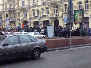 “Титушки” собираются в центре Киева – для разбора баррикад возле КГГА (Видео)