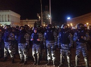 В сети появилось шокирующее видео, как бойцов “беркута” давит грузовик (+Видео)