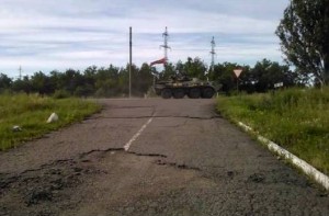 Колонна военной техники под российскими флагами движется к Донецку  (+Видео)