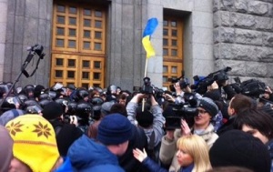 В Харькове активисты пытаются прорваться в горсовет (+Видео)