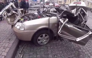 В центре Донецка бронетехника сепаратистов раздавила легковушку (+Видео)