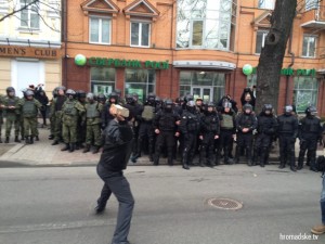 В Киеве устроили погром Альфа-Банка и Сбербанка