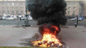 Под киевской мэрией протестуют таксисты