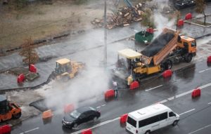 В Киеве асфальт уложили поверх луж