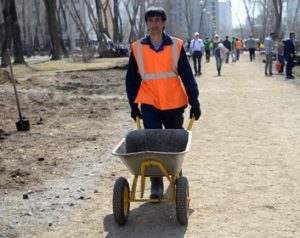 Москвича задержали за стрельбу по дворникам с балкона