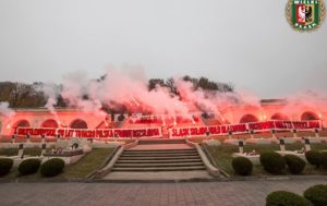 Польские ультрас жгли файеры на кладбище Львова