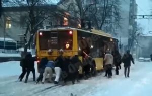 В Киеве пассажиры толкают троллейбус