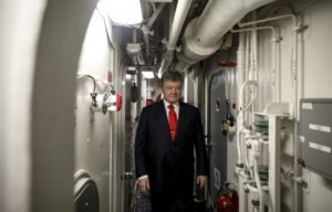 Порошенко рассказал анекдоты и станцевал самбу в Киевской области