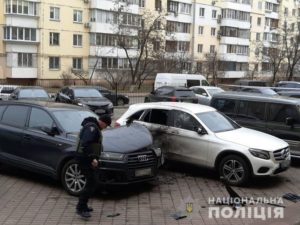 Неизвестные бросили гранату в автомобиль “Ауди” на Оболони в Киеве