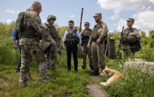 Глава Генштаба надел бронежилет задом напередво во время визита на передовую