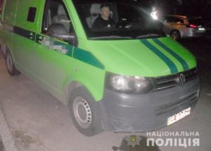 В Киеве ограбили автомобиль инкассаторов, пока они заправляли банкомат