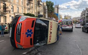 В центре Киева перевернулась “скорая”