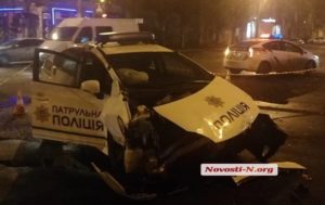 В Николаеве копы на Prius врезались в микроавтобус