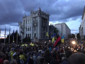 Майдан в дыму, жгут файеры: как проходят протесты в Киеве