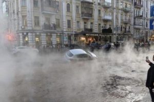 Все как в тумане: в центре Киева остановилось движение