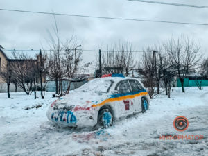 В Днепре слепили патрульную машину из снега: на место вызвали полицию