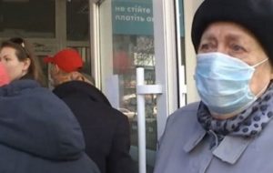 В Киеве пенсионеры штурмовали банк, чтобы заплатить за коммуналку