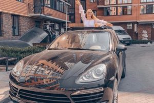 Известную инстаблогершу на Porsche обвинили в мошенничестве