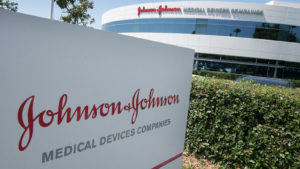 В США остановили производство вакцины Johnson & Johnson из-за того. что ее ингредиенты смешали с AstraZeneca