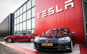 Tesla готовит производство грузовиков и спорткаров