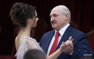 Украинцы больше доверяют Лукашенко, меньше всего Путину