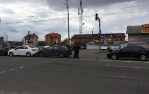 В Киеве “паровозиком” столкнулись четыре авто