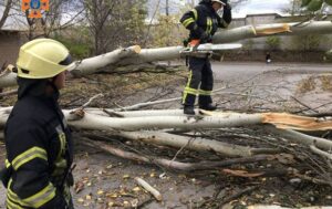 Негода в Україні: знеструмлено 153 населені пункти