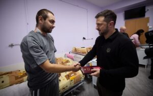 Зеленський відвідав поранених бійців у Сумах